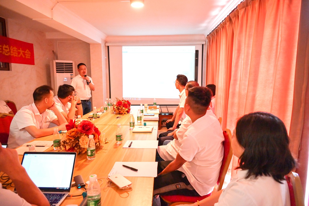 各個部門領導匯報工作