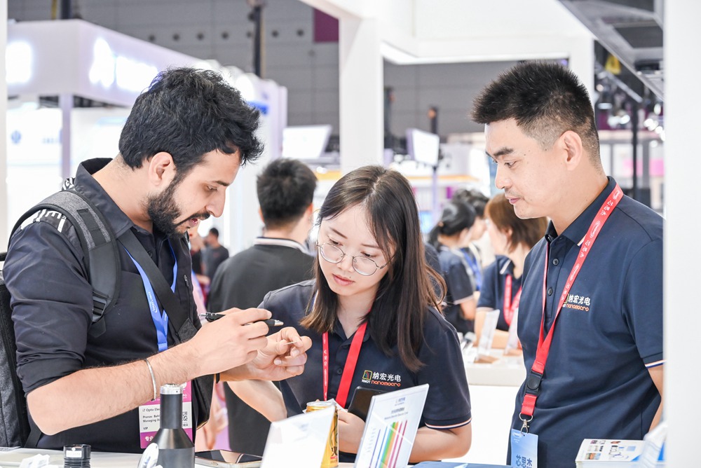 國外客戶認真了解濾光片產(chǎn)品 國外客戶認真了解濾光片產(chǎn)品